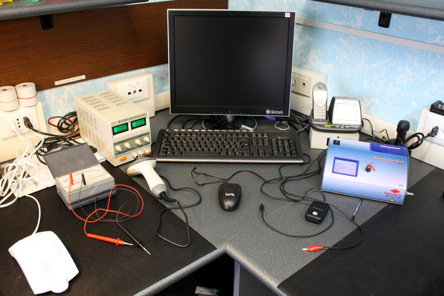 Banco di laboratorio per riparazioni elettromedicali